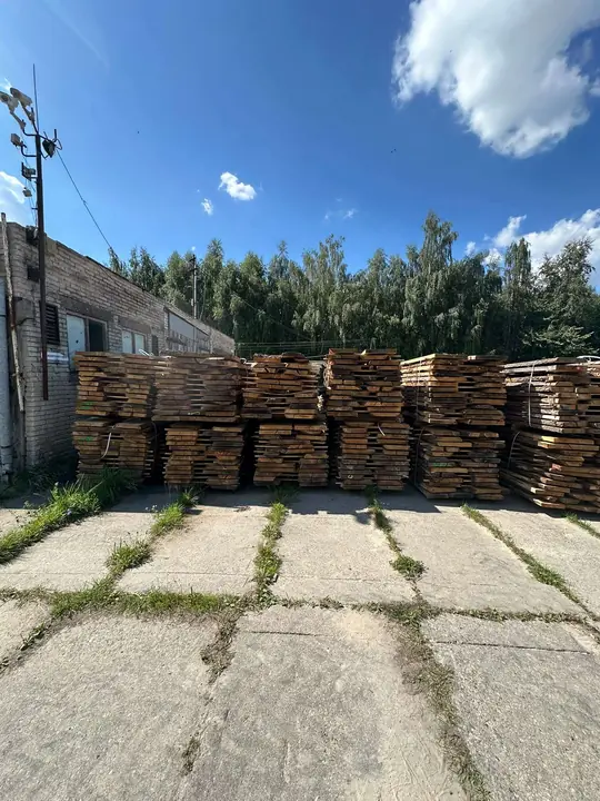 Rzędy pakietów tarcicy dębowej na placu