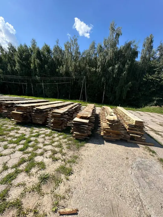 Spięte pakiety desek dębowych z bliska