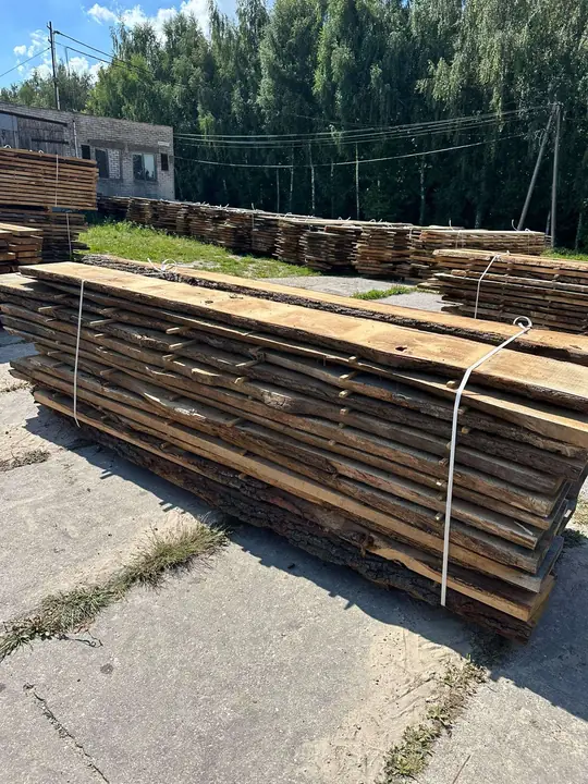 Spięte pakiety desek dębowych z bliska