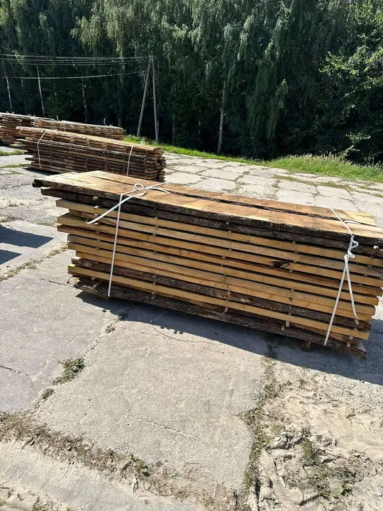 Spięte pakiety desek dębowych z bliska