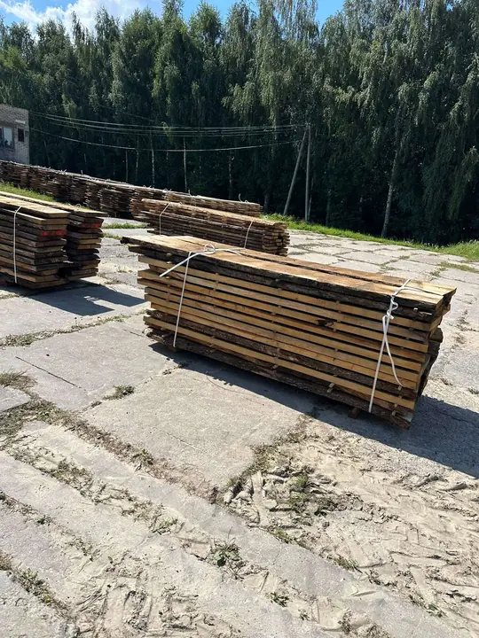 Spięte pakiety desek dębowych z bliska